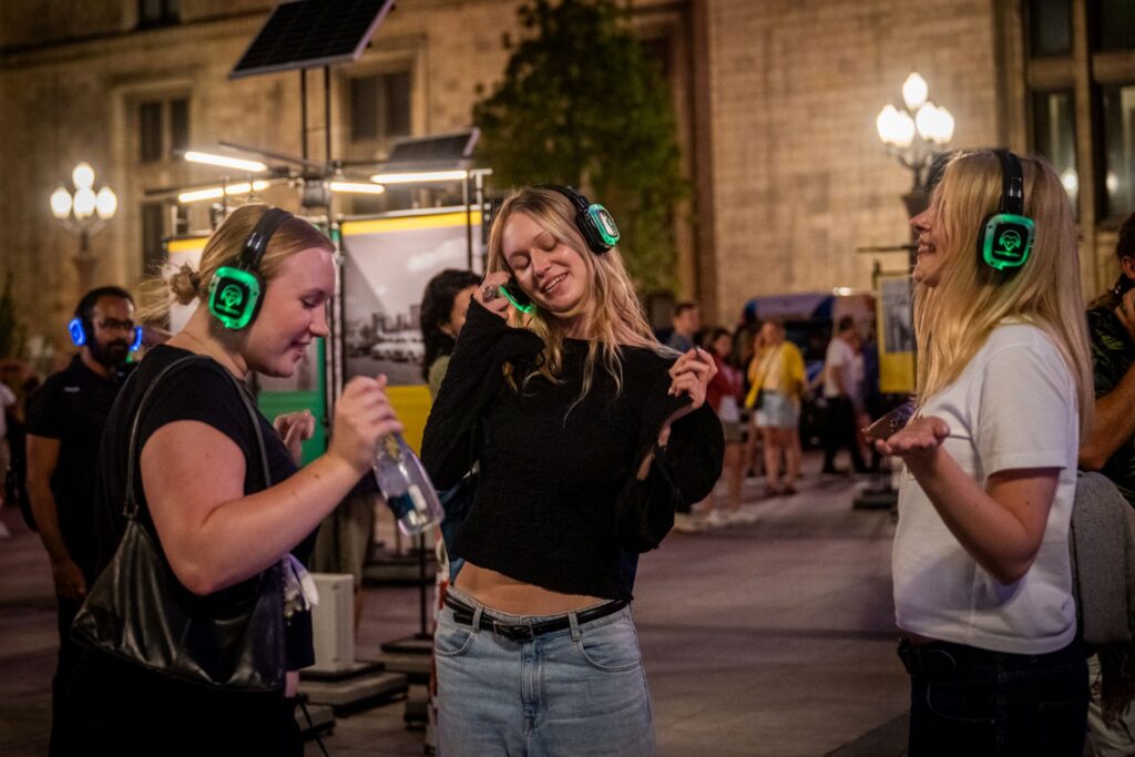 Dziewczyny bawią się na nocnym silent disco pod pałacem Kultury