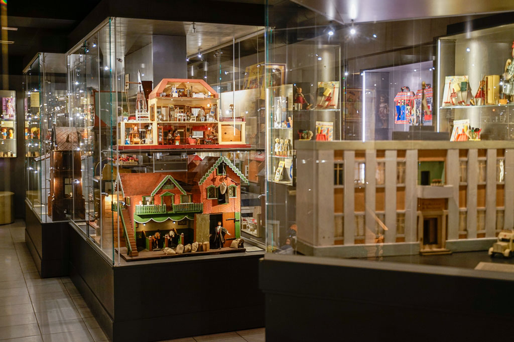 Wnętrze ekspozycji muzeum przedstawiające domki lalek.