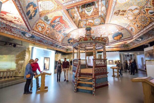 Muzeum Historii Żydów Polskich POLIN, sala ekspozycyjna, Galeria Miasteczko (1648-1772), wnętrze synagogi, zwiedzający.