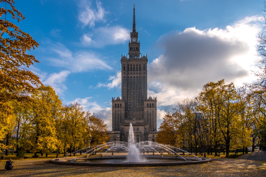 Pałac Kultury i Nauki, widok od strony ulicy Świętokrzyskiej, na pierwszym planie fontanna, dzień, jesień.