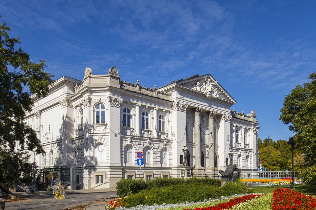 Bogato zdobiona, zabytkowa budowla w białym kolorze. Pośrodku fasady znajduje się portyk z dwoma kolumnami zakończony od góry frontonem pokrytym płaskorzeźbami. Przed budynkiem znajduje się kwietnik.
